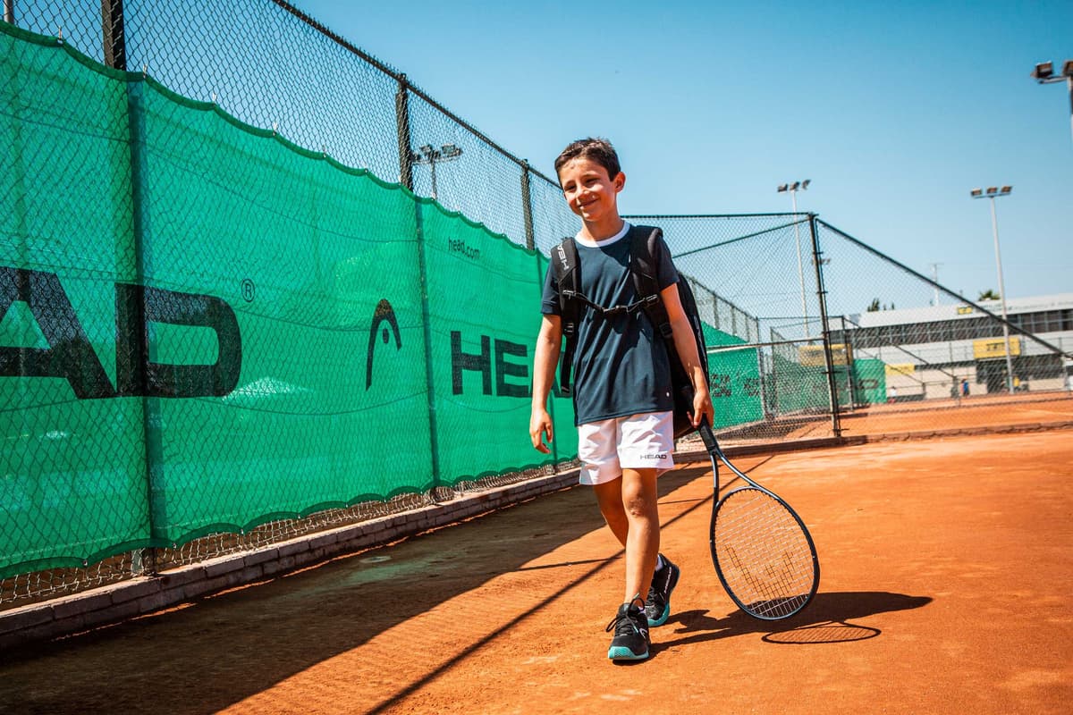 Kind beim Tennistraining